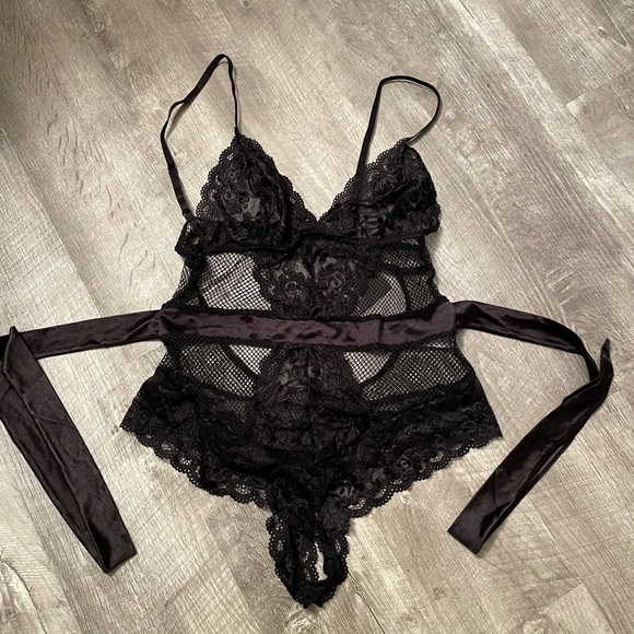 4 NWOT Size L/XL Lingerie Pieces Brand new &  hot..hate for them to go to waste - Picture 1 of 4